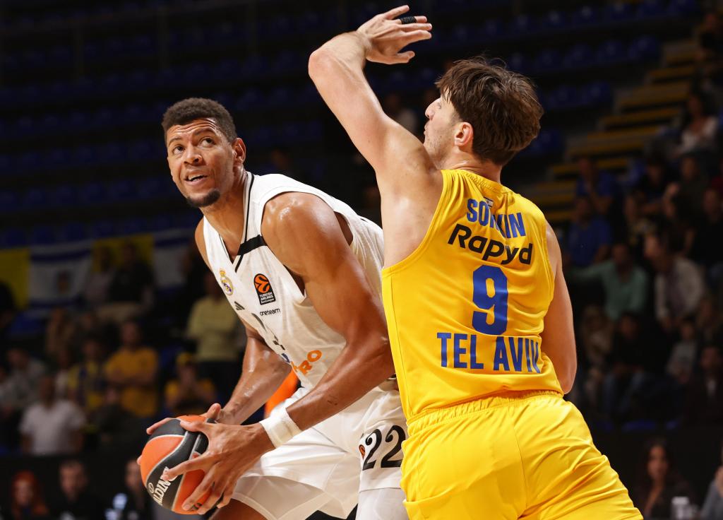 Walter Tavares, broniony przez Romana Sorkina.