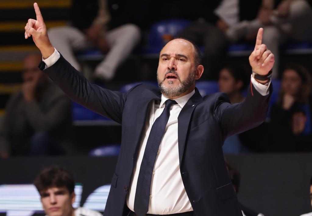 Chus Mateo da instrucciones durante el partido ante el Maccabi.