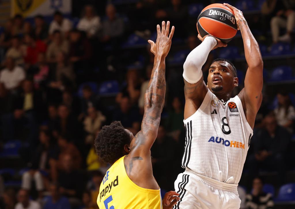 Xavier Rathan-Mayes lanza a canasta ante la defensa de Saben Lee.