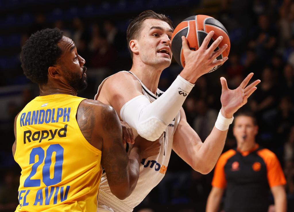Mario Hezonja trata de deshacerse de la defensa de Levi Randolph.