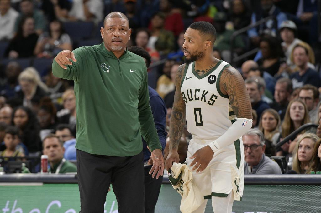 Doc Rivers dialoga con Damian Lillard durante el partido perdido en Memphis.