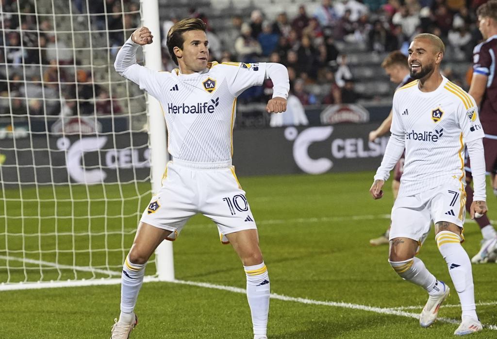 Riqui Puig celebra un gol.