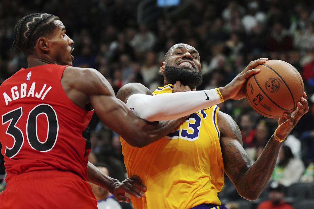 LeBron James es placado por Ochai Agbaji en el Raptors-Lakers.