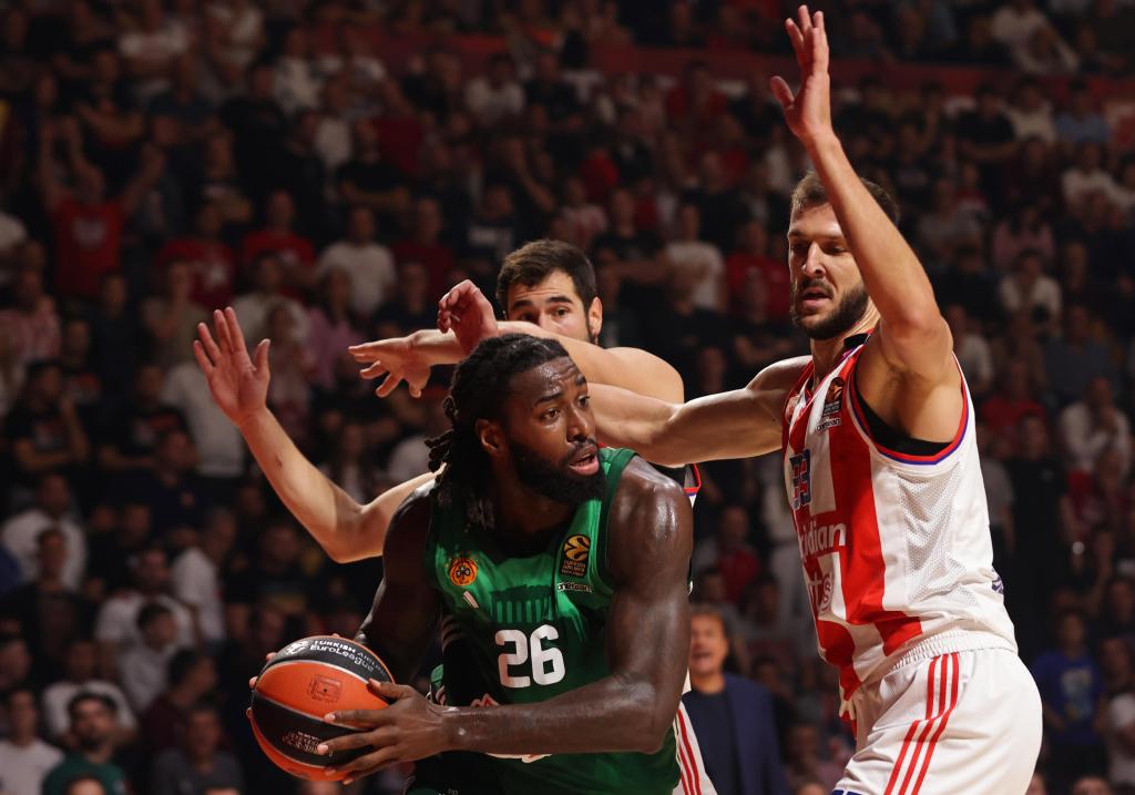Mathias Lessort, defendido por dos jugadores del Estrella Roja.