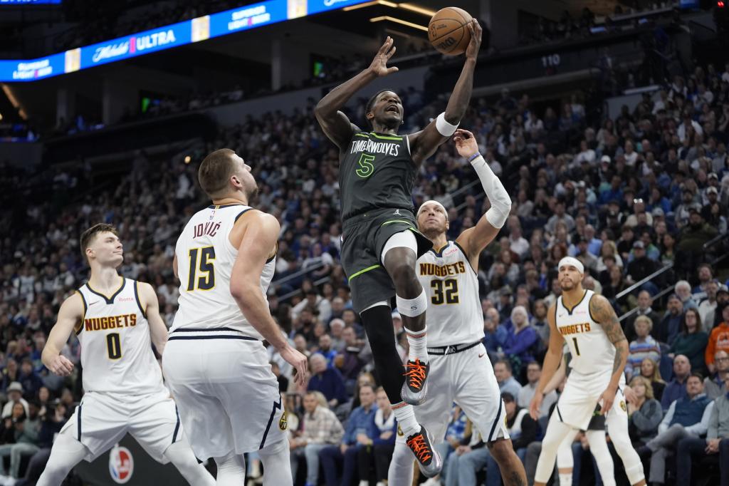Anthony Edwards entra a canasta sin que pueda ser detenido por ningún jugador de los Nuggets.