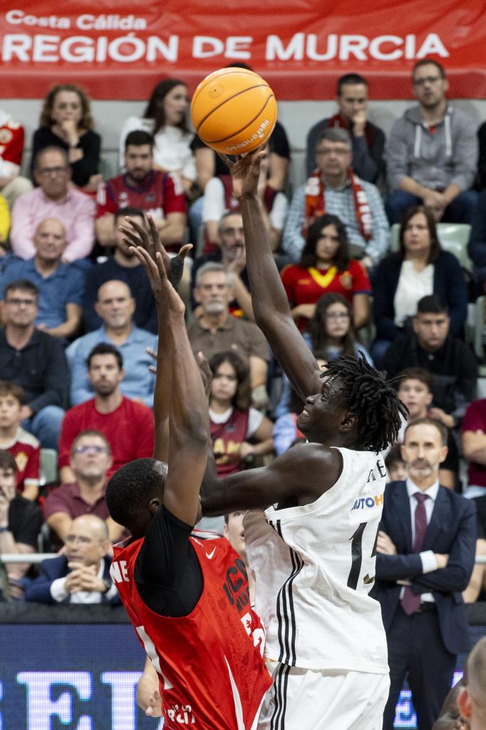 Sidi Gueye throws a hook against Moussa Diagne's defense.