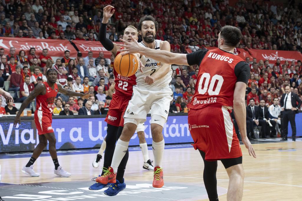 Sergio Llull próbuje podwoić podanie przed obroną Rodions Kurucs i Ludde Hakanson.