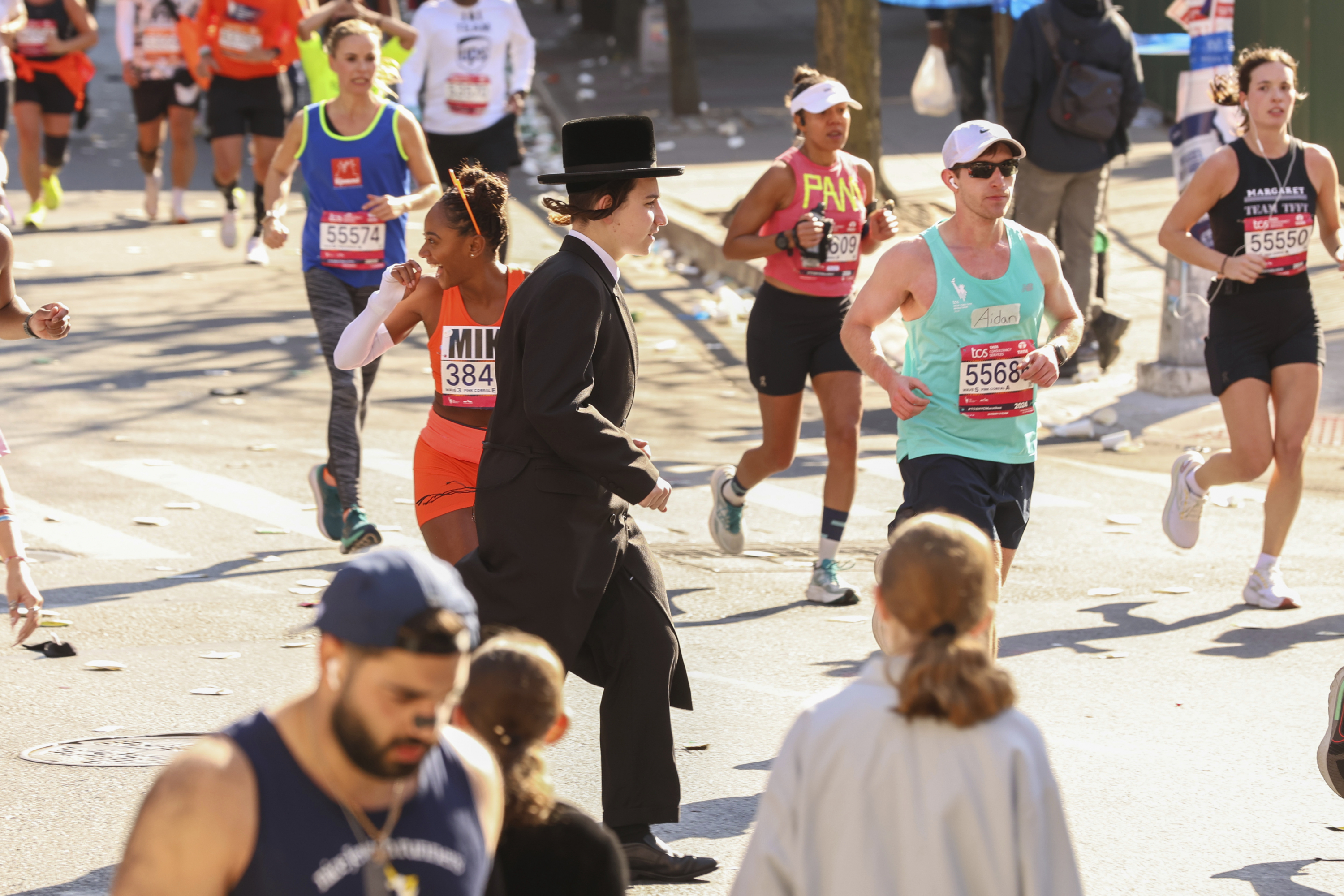 Ultraortodoksyjny Żyd krzyżuje się między biegaczami podczas maratonu nowojorskiego.