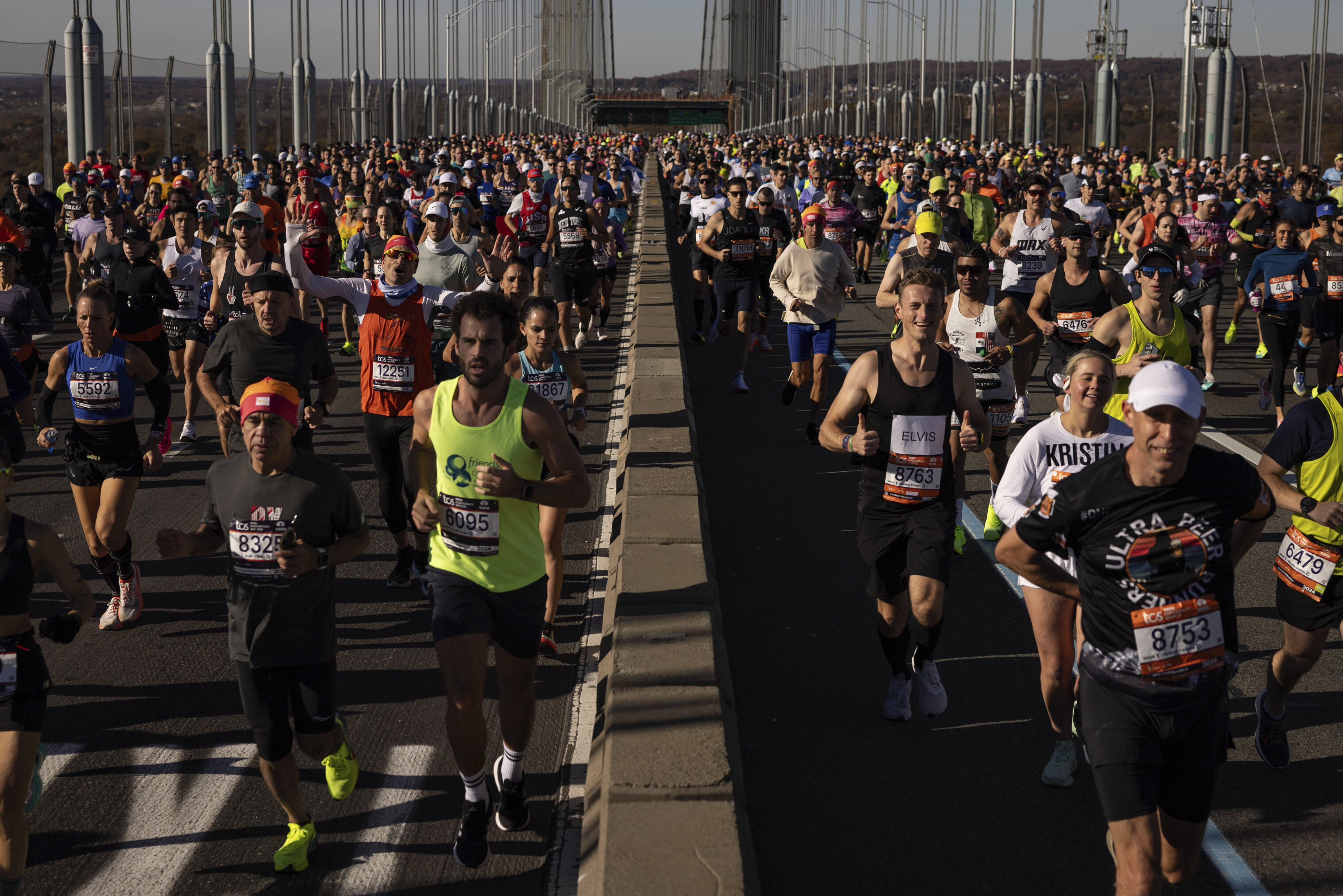 Uczestnicy Maratonu Nowojorskiego przekraczają most Verrazzano-Narrows Bridge, gdzie znajduje się start wyścigu.