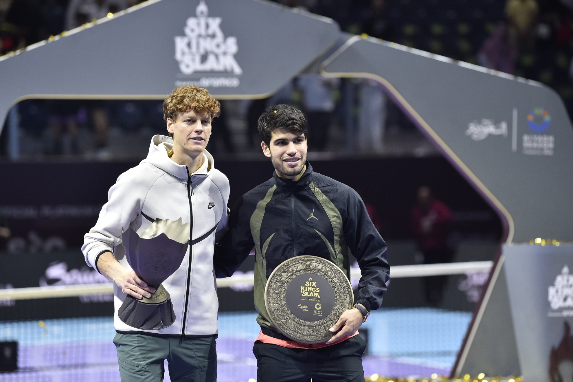 Sinner y Alcaraz posan con el trofeo