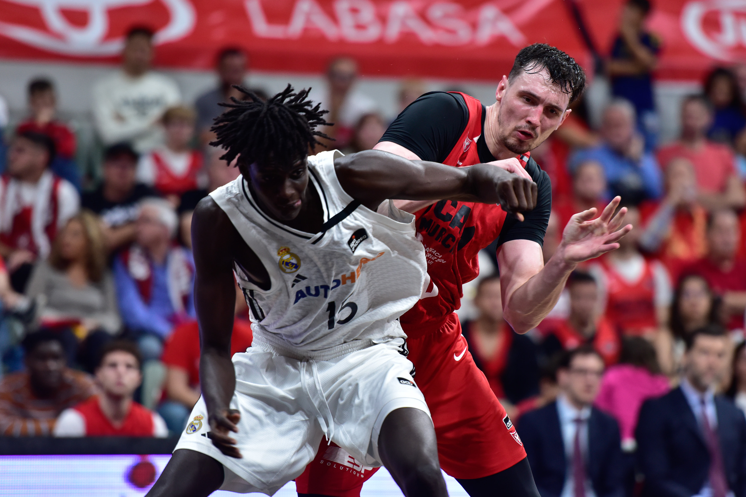 Sidi Gueye lucha por la posición con Rodions Kurucs.