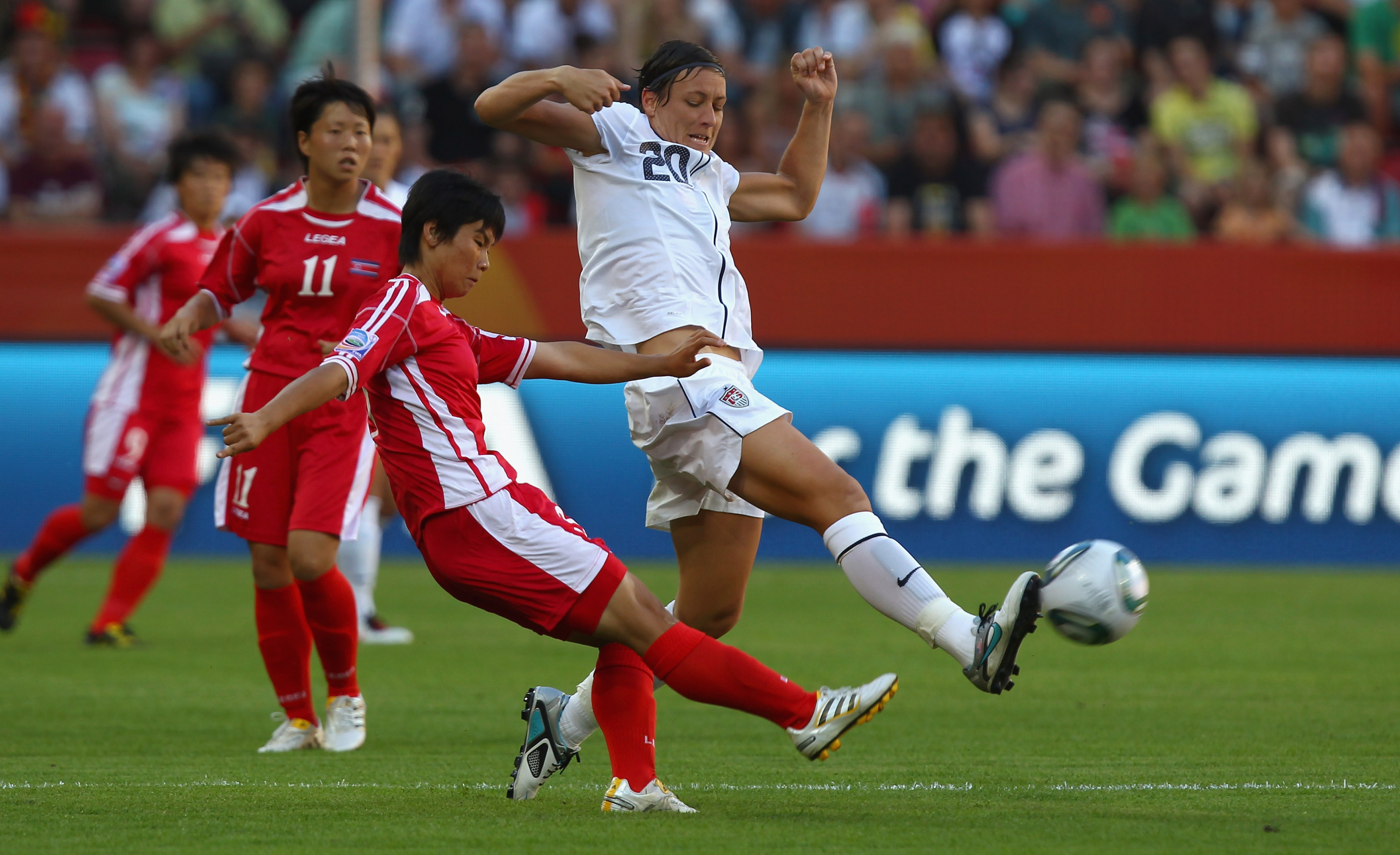 Abby Wambach i Byol Un Ho ubiegali się o piłkę podczas Mistrzostw Świata w 2011 roku