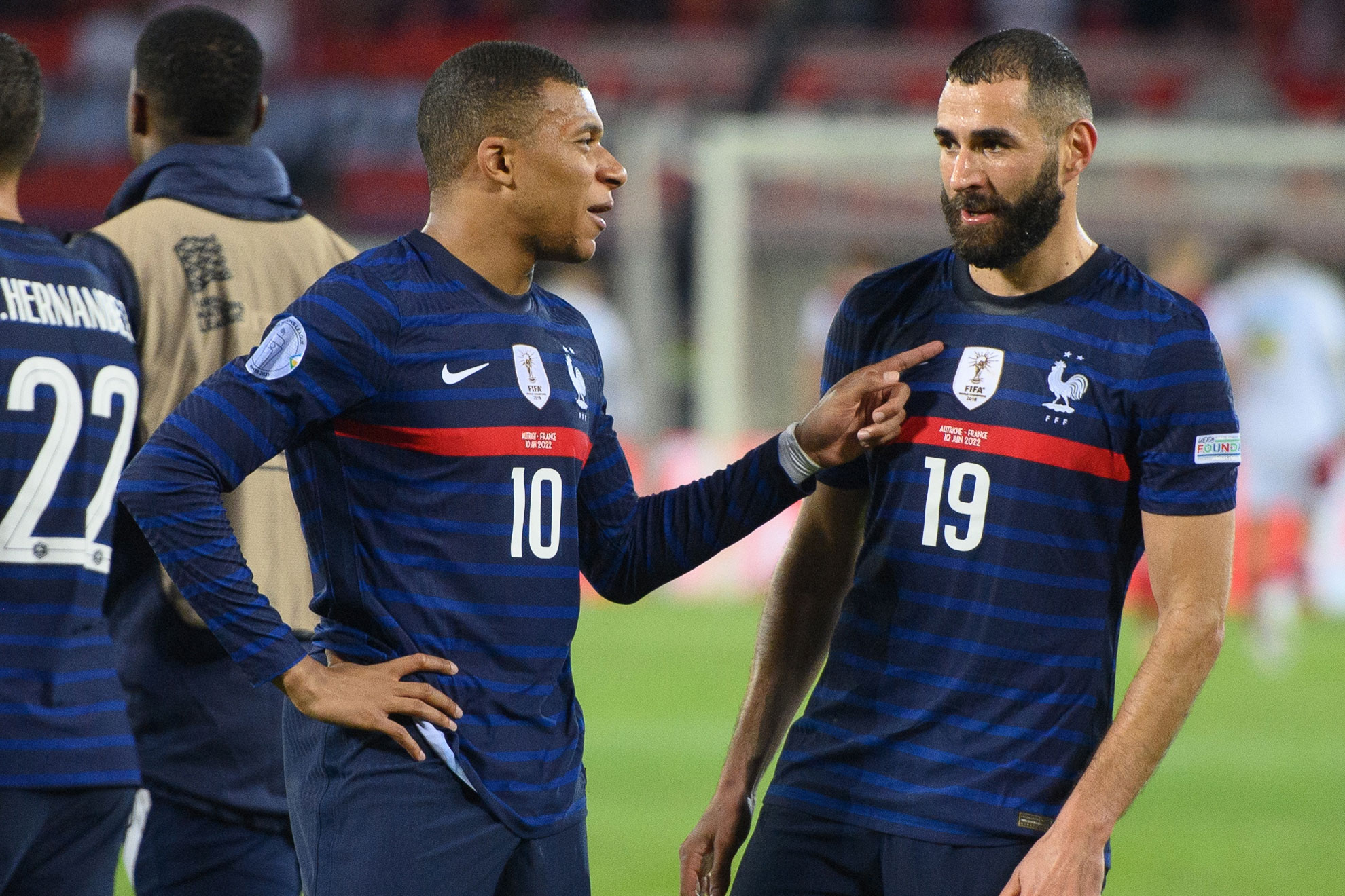 Mbappé and Benzema talk in a match with France.
