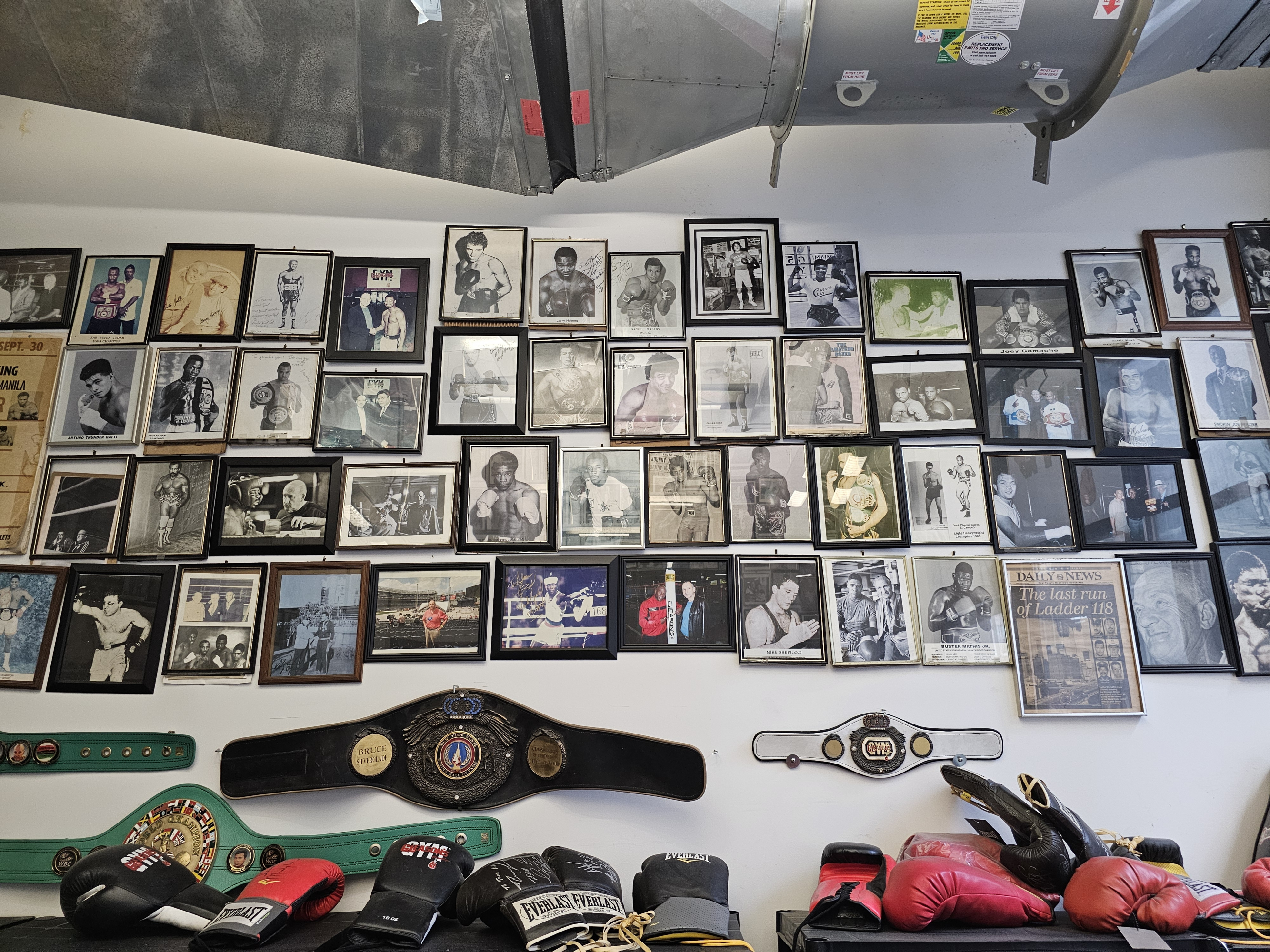 El despacho del propietario del Gleason's Gym con fotos de los campeones.