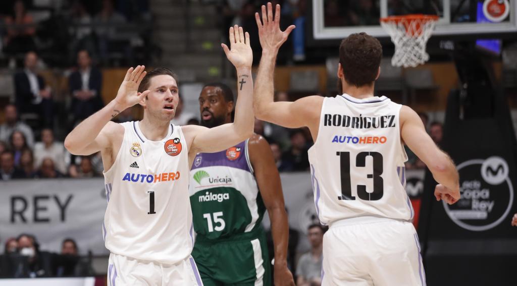 Fabien Causeur y Sergio Rodríguez celebran una canasta en un partido del Real Madrid en la Copa del Rey de Badalona.