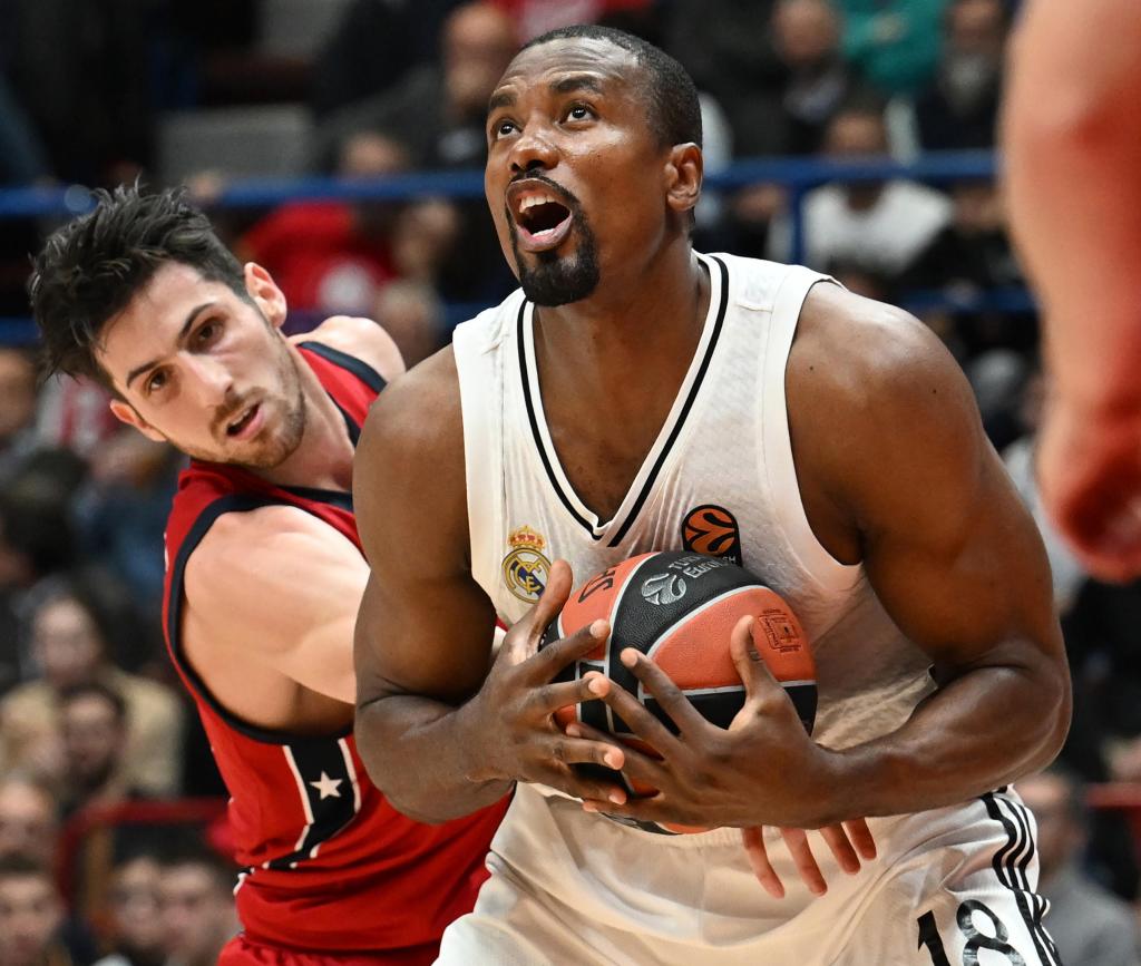 Serge Ibaka protege un balón del acoso de Leandro Bolmaro.