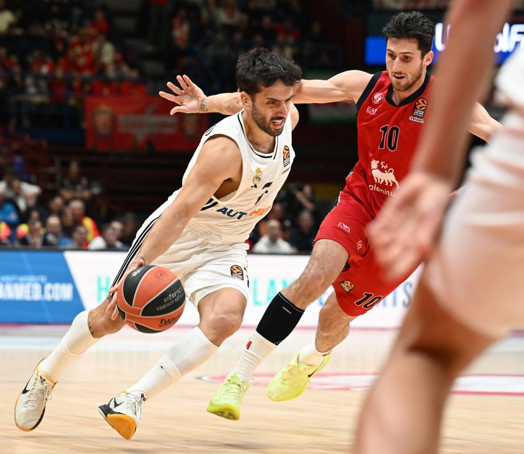 Facundo Campazzo intenta superar a Leandro Bolmaro.