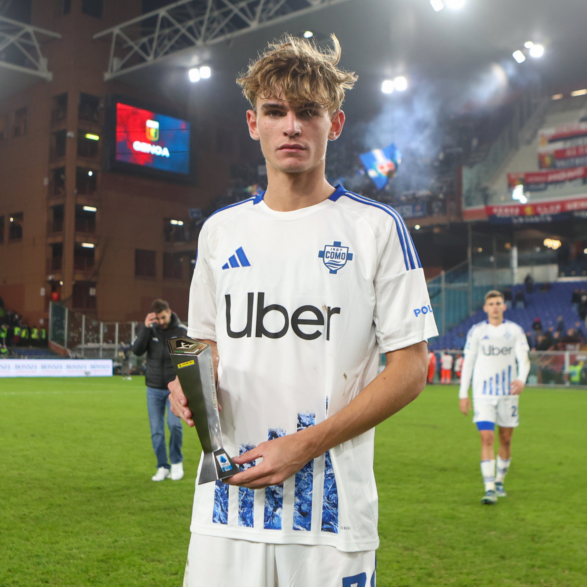 Nico Paz riceve l'MVP del Genoa-Como.