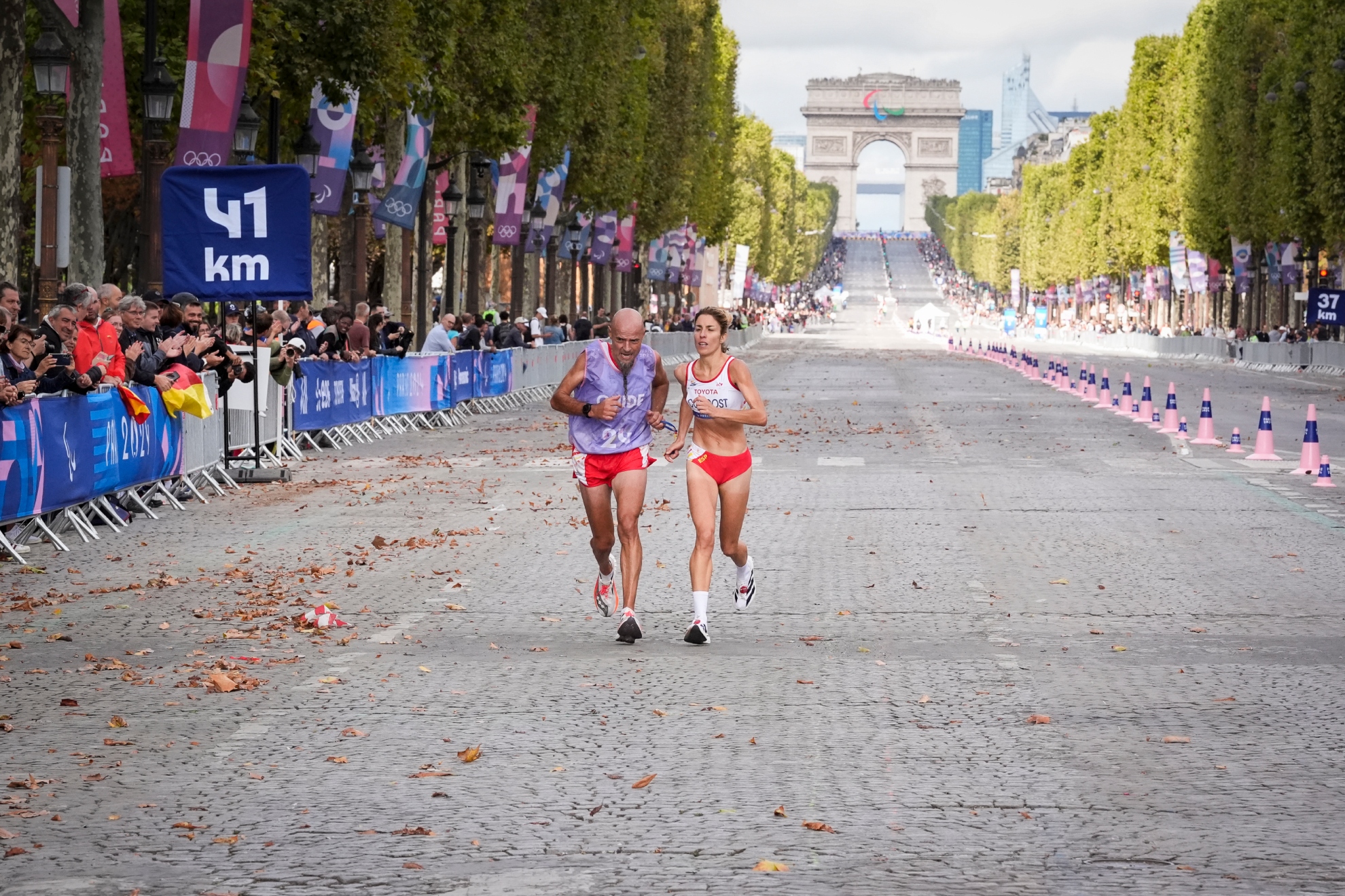 Elena Congost i jej przewodniczka Mia Carol w maratonie olimpijskim. z Paryża.