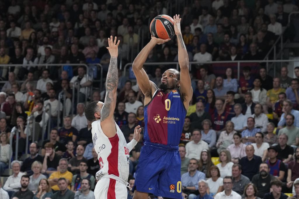 Kevin Punter lanza a canasta contra el Baskonia.