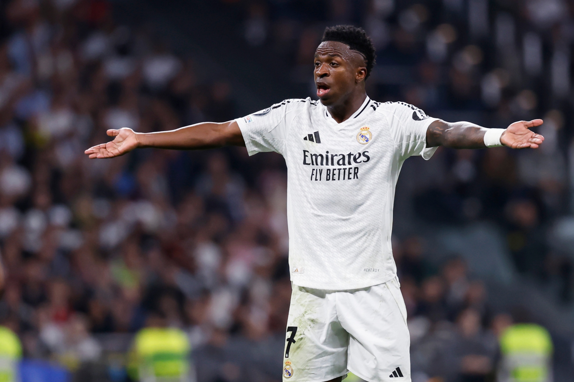 Vinicius with open arms demanding an action during a match