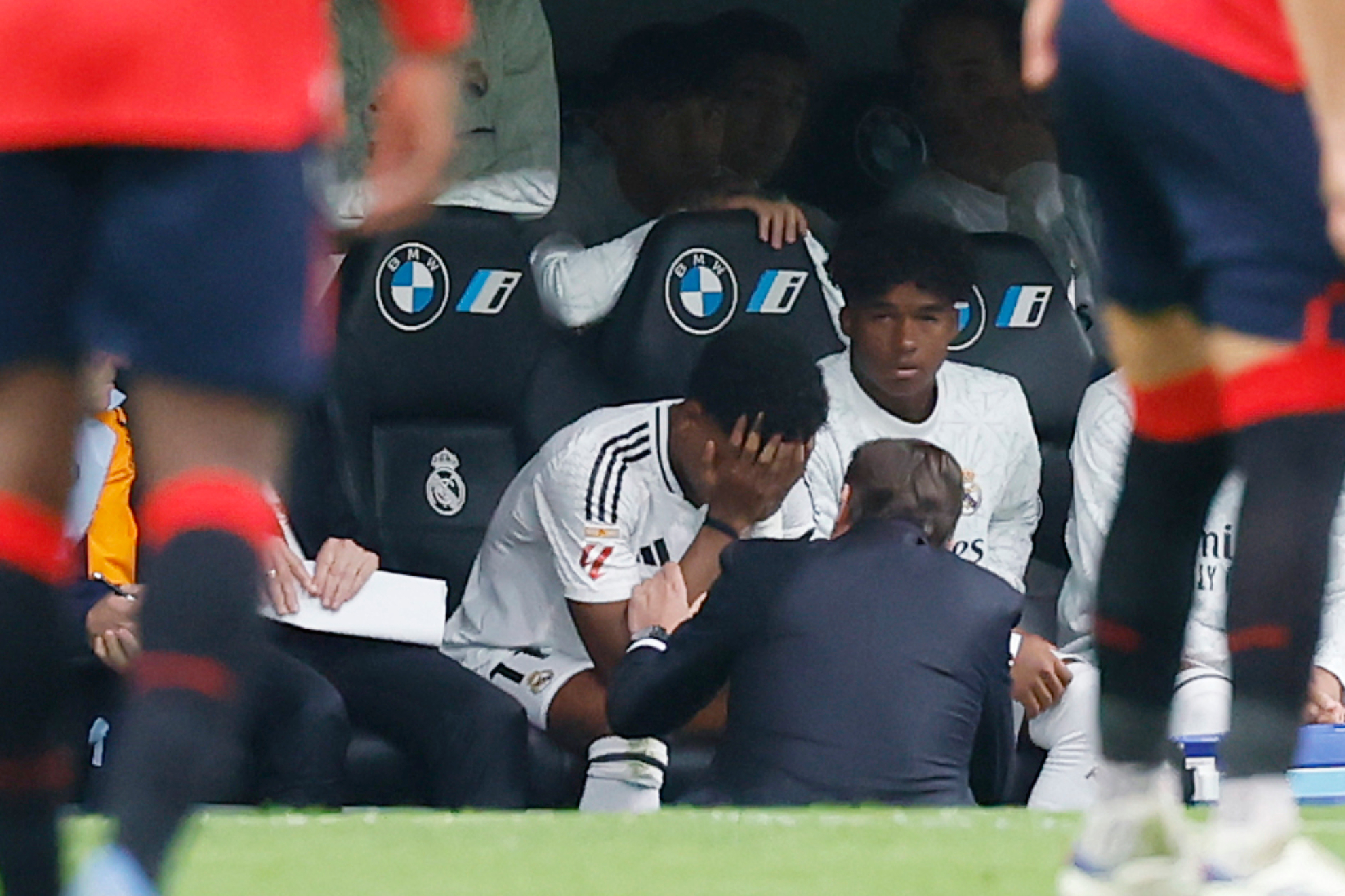 Rodrygo llorando en el banquillo tras lesionarse