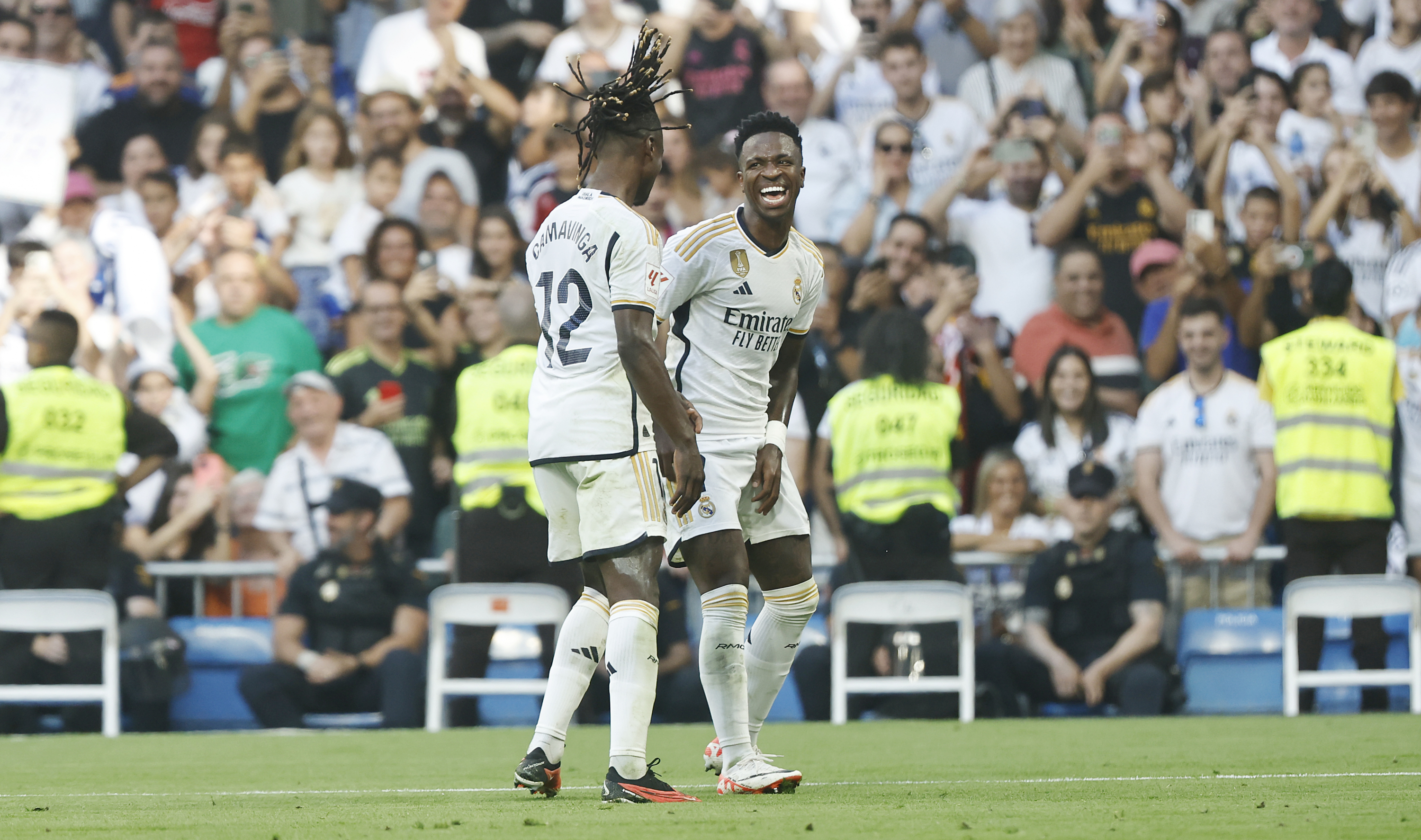 Vinicius po strzeleniu gola tańczy z Camavingą podczas celebracji trzeciego gola przeciwko Osasunie na Santiago Bernabéu w zeszłym sezonie