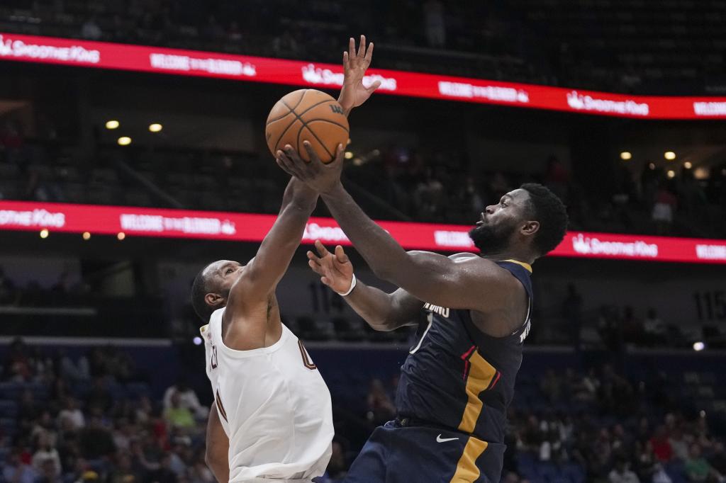 New Orleans Pelicans forward Zion Williamson goes to the basket against Cleveland Cavaliers forward Evan Mobley in the second half of an NBA basketball game in New Orleans, Wednesday, Nov. 6, 2024. The Cavaliers won 131-122. (AP Photo/Gerald Herbert)