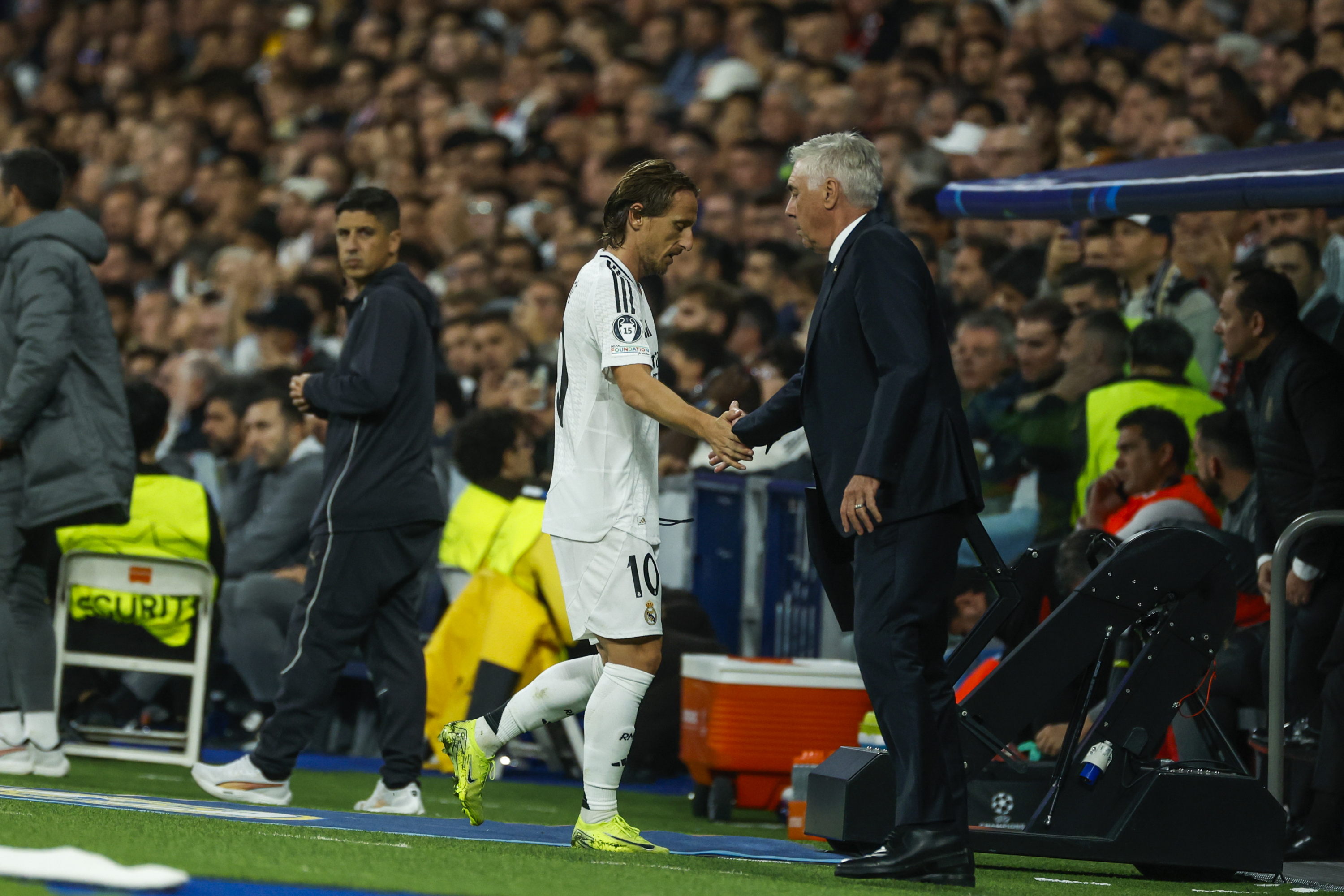 Carlo Ancelotti saluda a Modric al ser sustituido durante el partido ante el Milán.