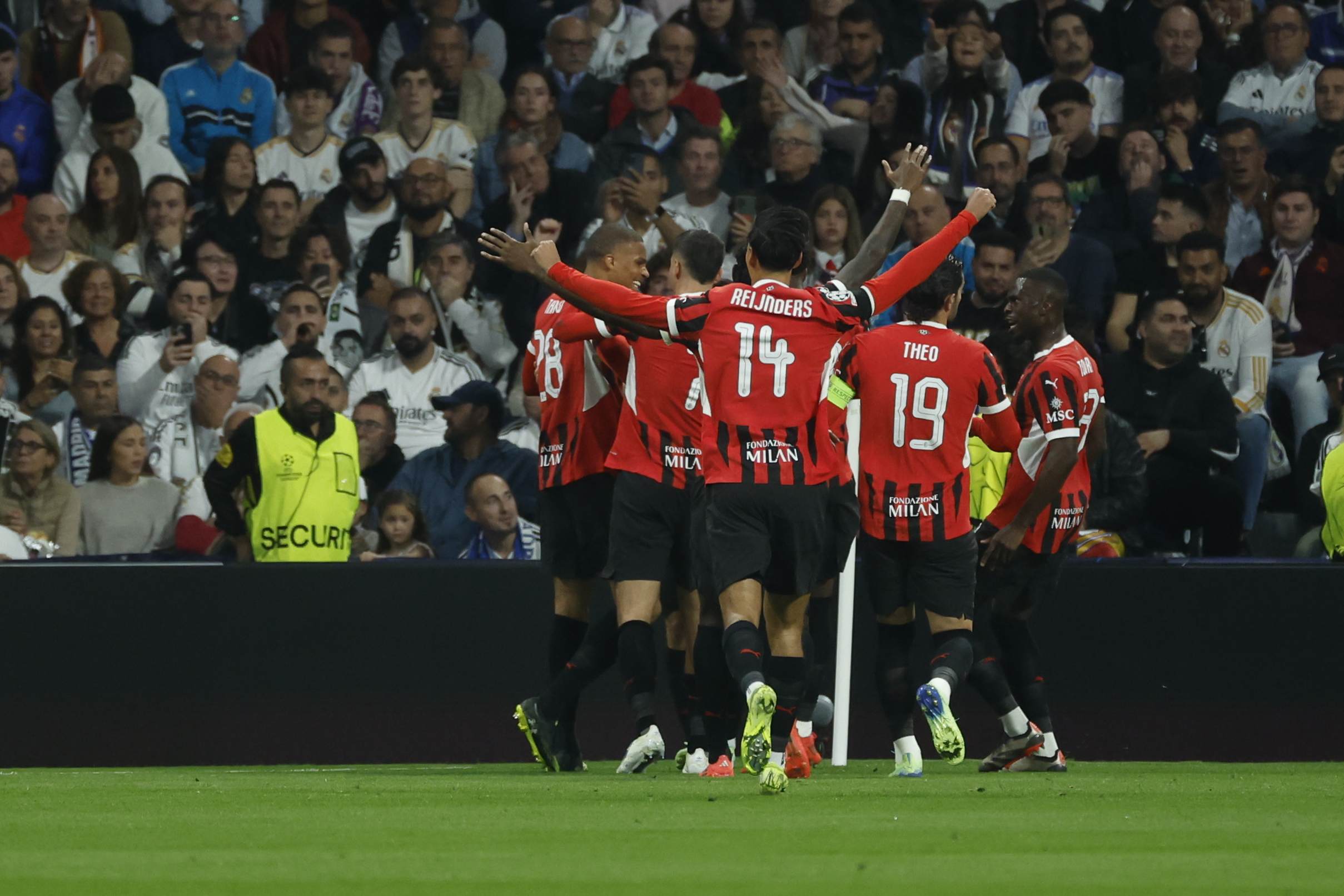 Los jugadores del Milán celebran el gol ante el Real Madrid