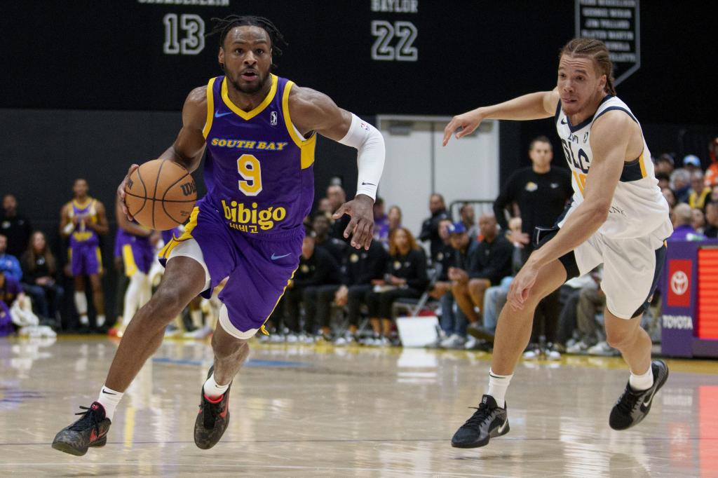 Bronny James tries to overcome Jason Preston's defense.