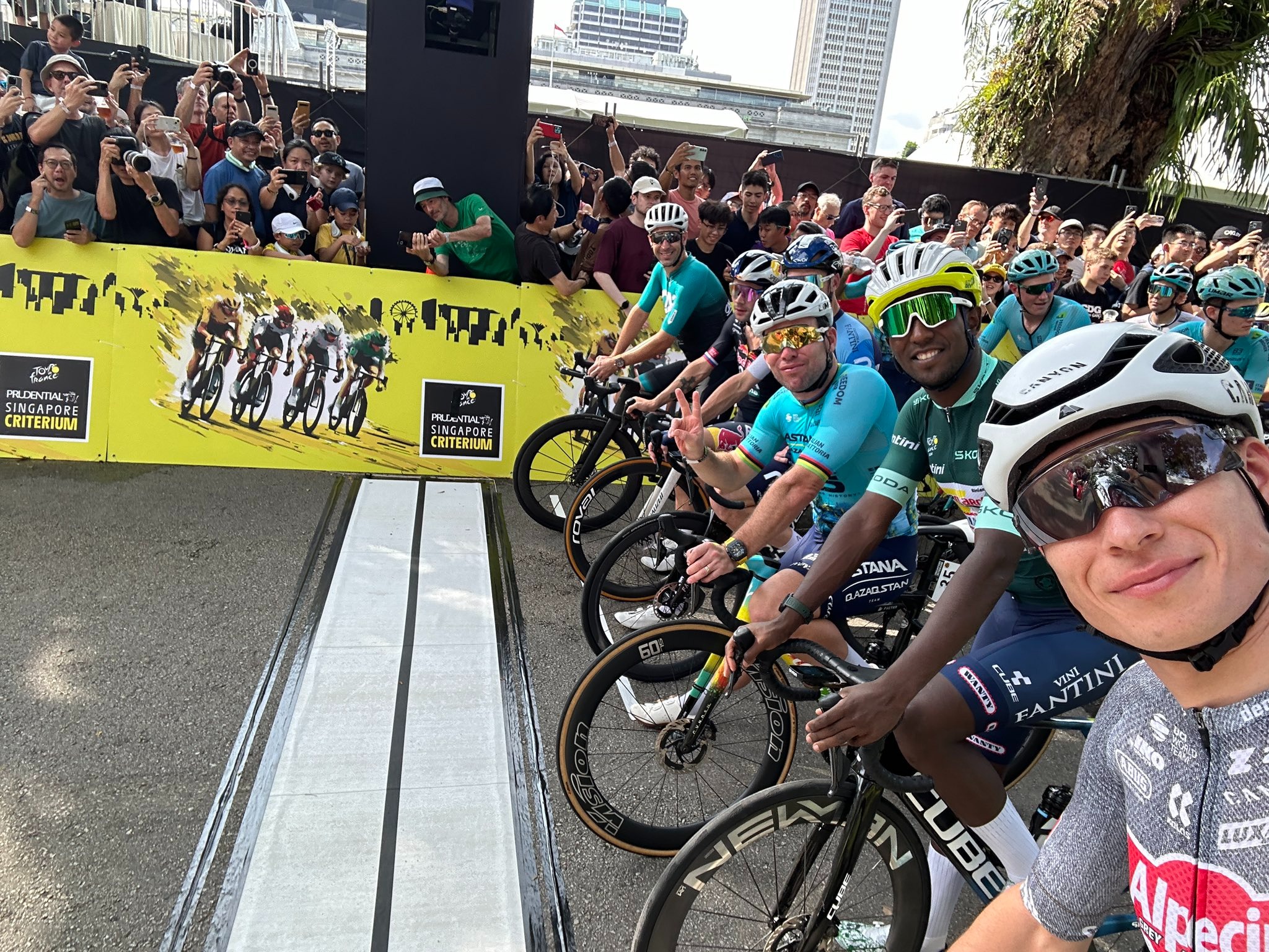 Selfie de las estrellas en la salida del Criterium de Singapur