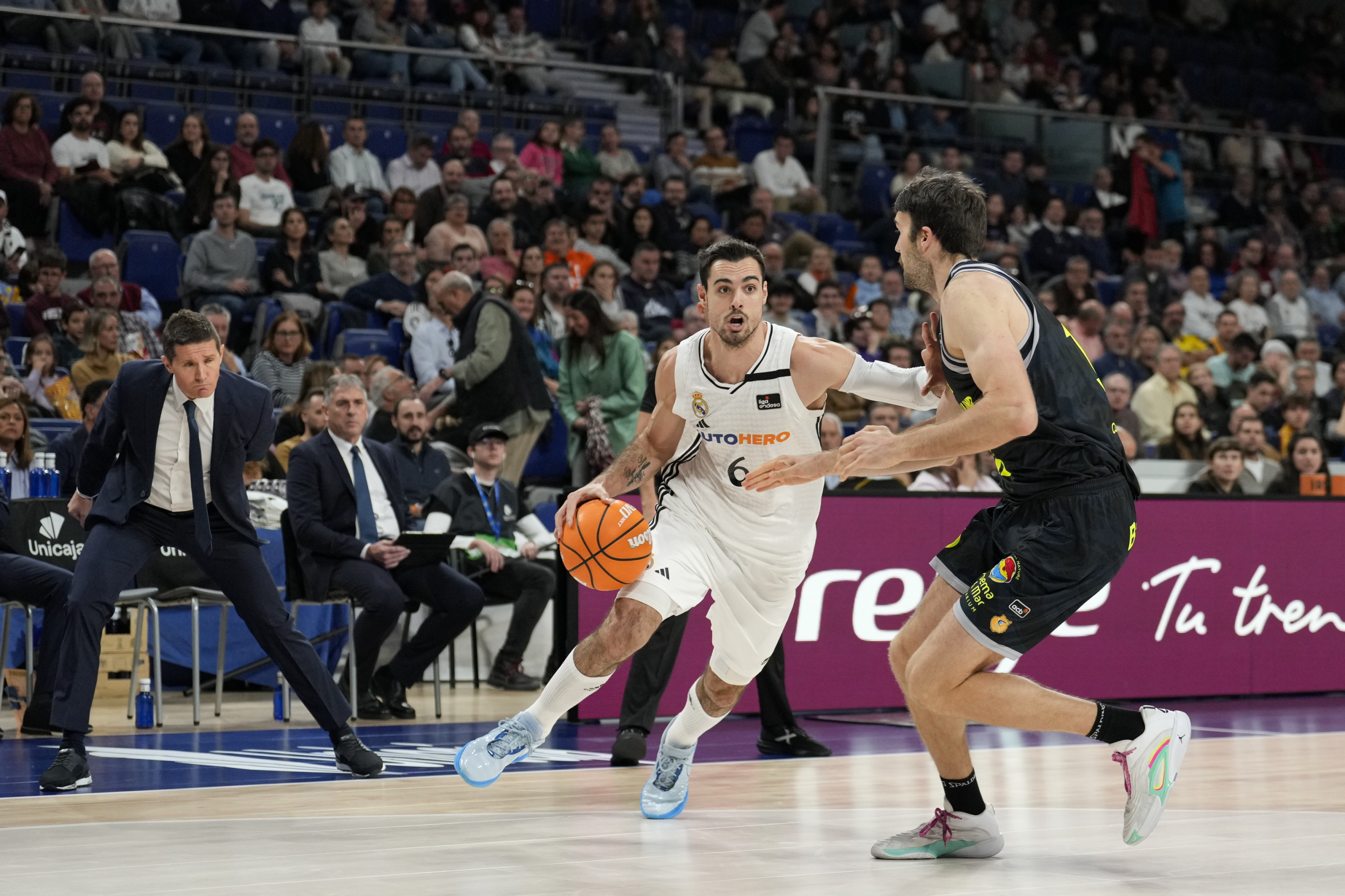 Alberto Abalde próbuje pozbyć się marki Mike'a Tobeya.