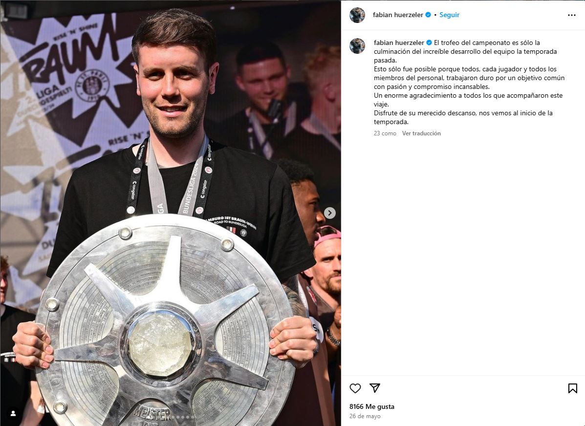 Fabian Hürzeler z trofeum mistrza niemieckiej drugiej ligi.