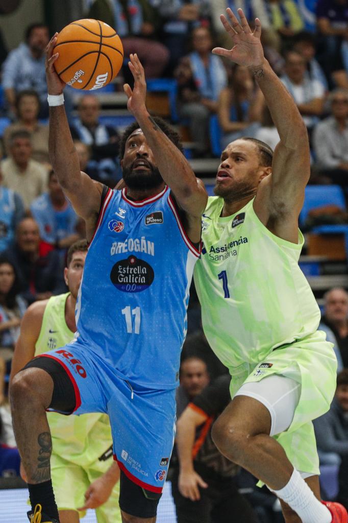 Darrun Hilliard entra a canasta ante Justin Anderson.