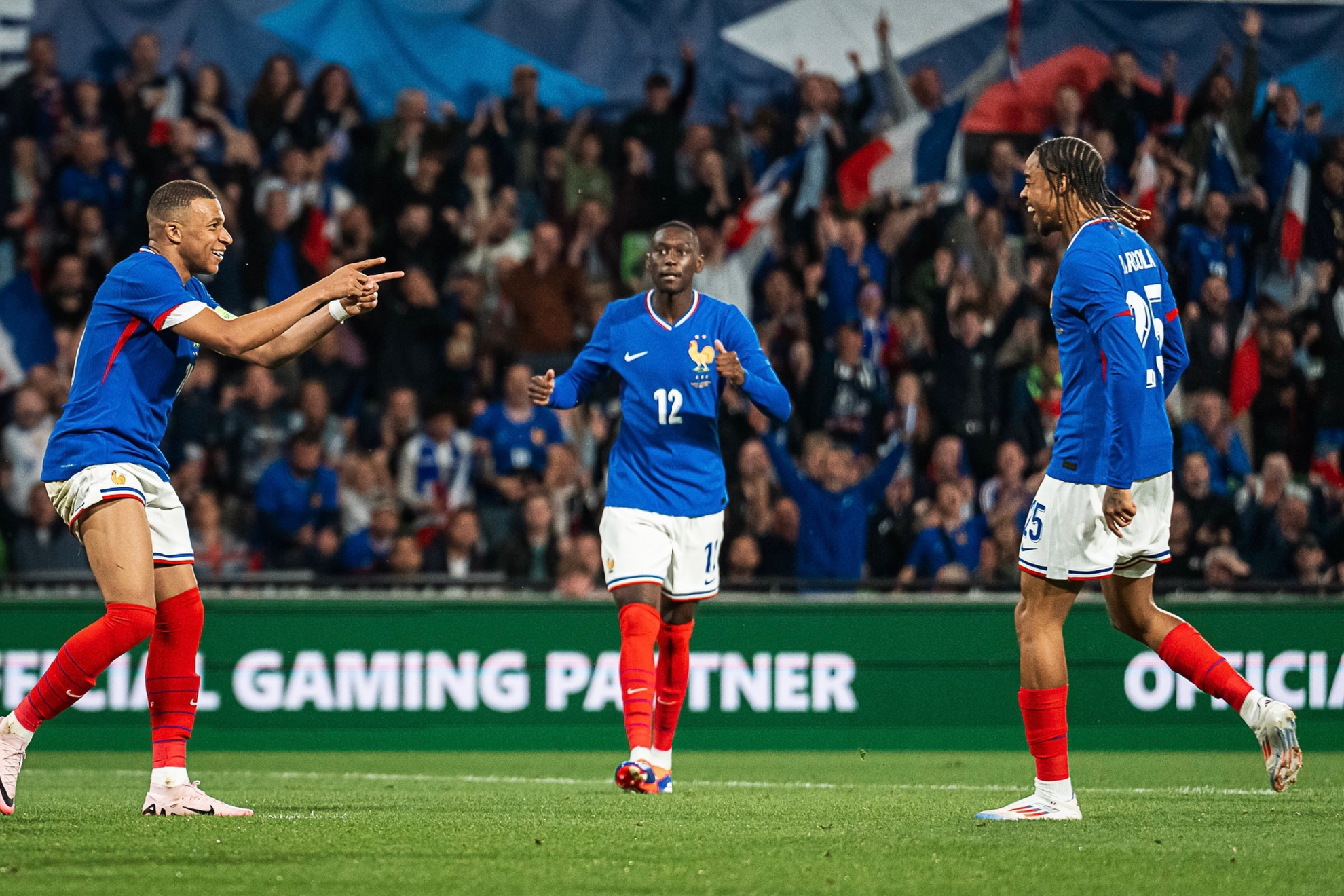 Mbappé i Barcola świętują przy „Les Bleus”.