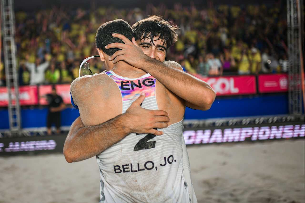 Joaquín Bello, framifrån, och Javier Bello, bakifrån, kramas i en kram efter att ha vunnit Elite 16 i Rio de Janeiro