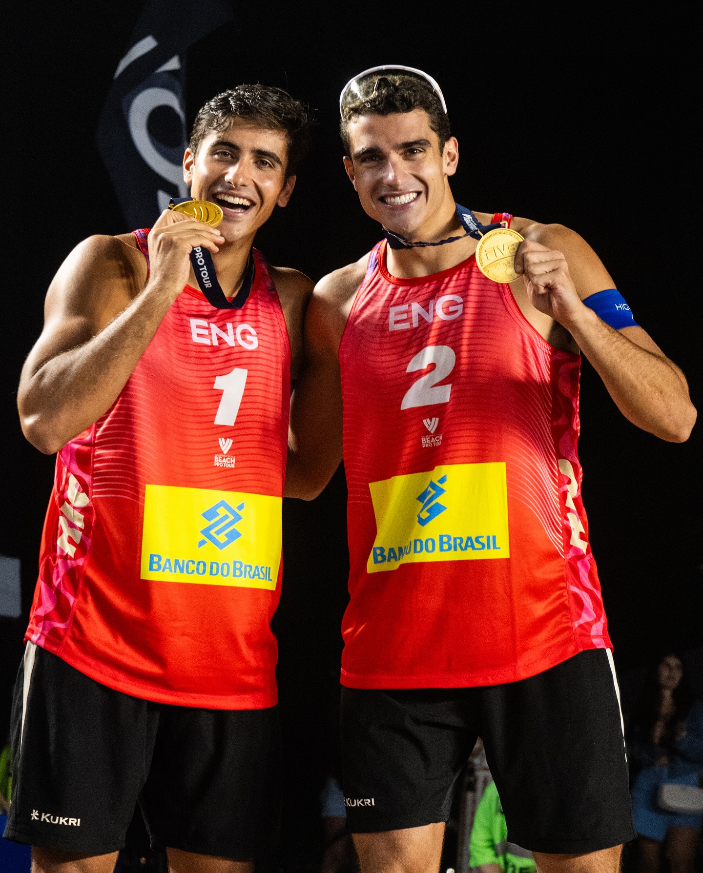 Javier och Joaquín Bello, från vänster till höger, med guldmedaljen från Elite 16 i Rio de Janeiro 2024