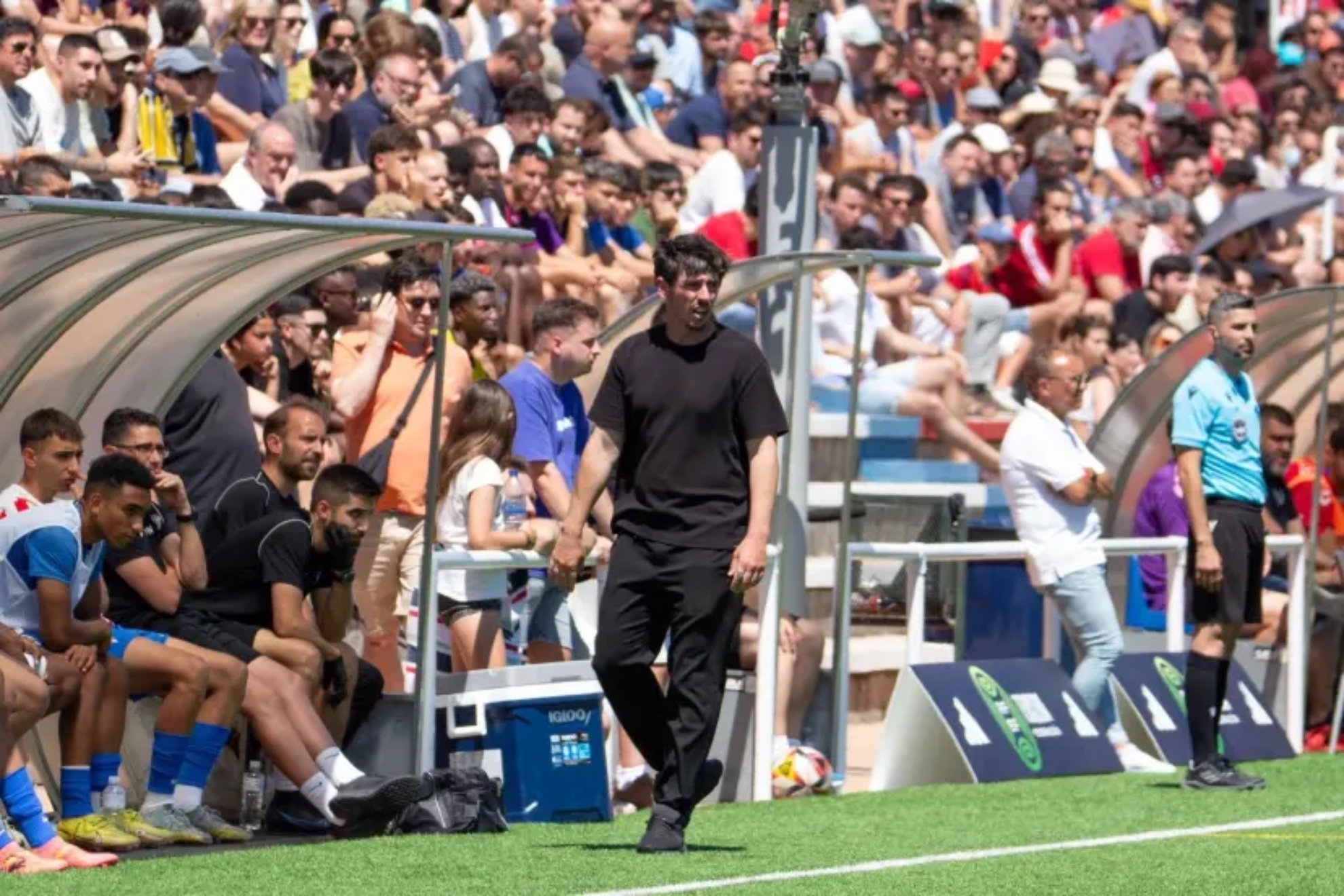 Javi Poves coach of Moscardó in a match
