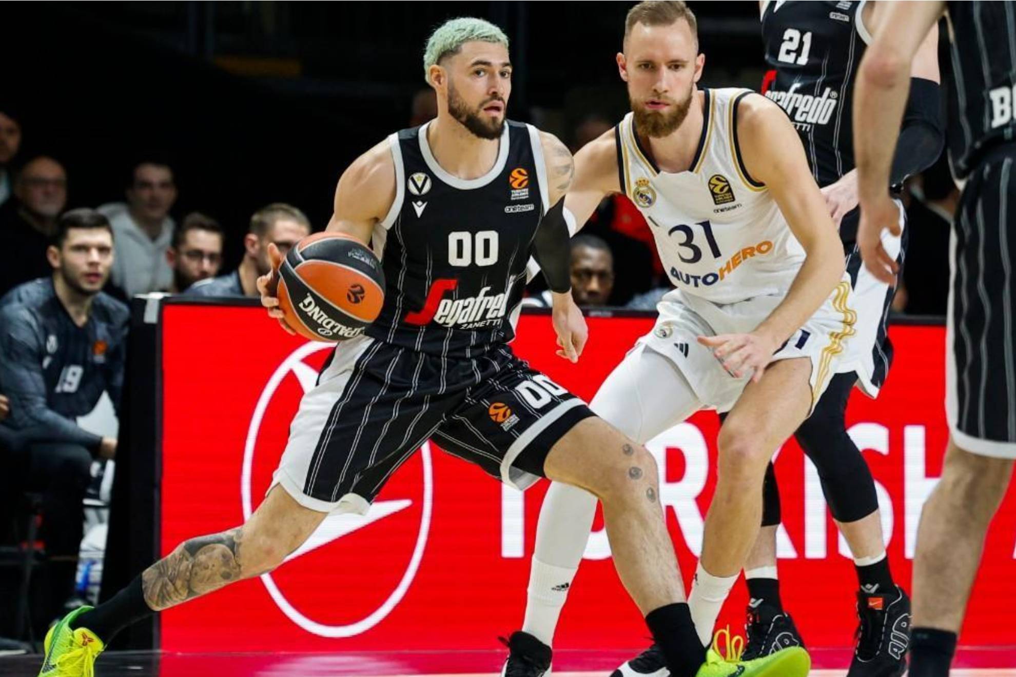 Isaia Cordinier, defendido por Dzanan Musa en un encuentro ante el Real Madrid.