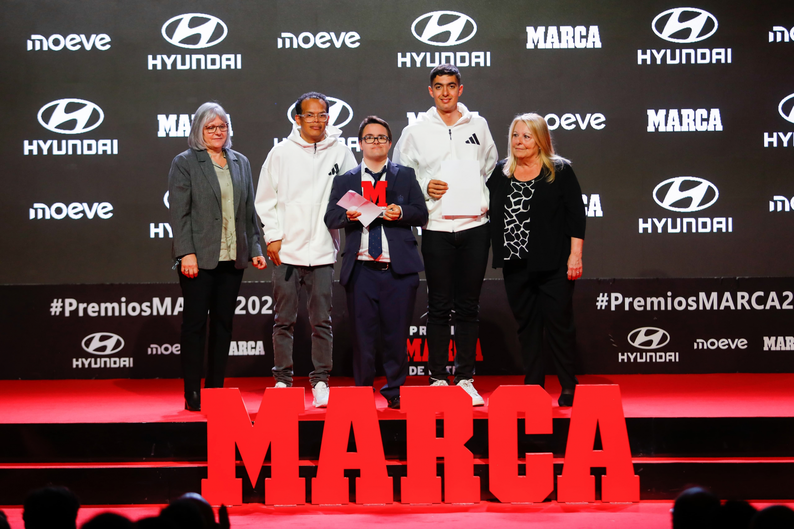 Las madres de Jarque y Puerta, con los tres premiados en representación de la RFEF.