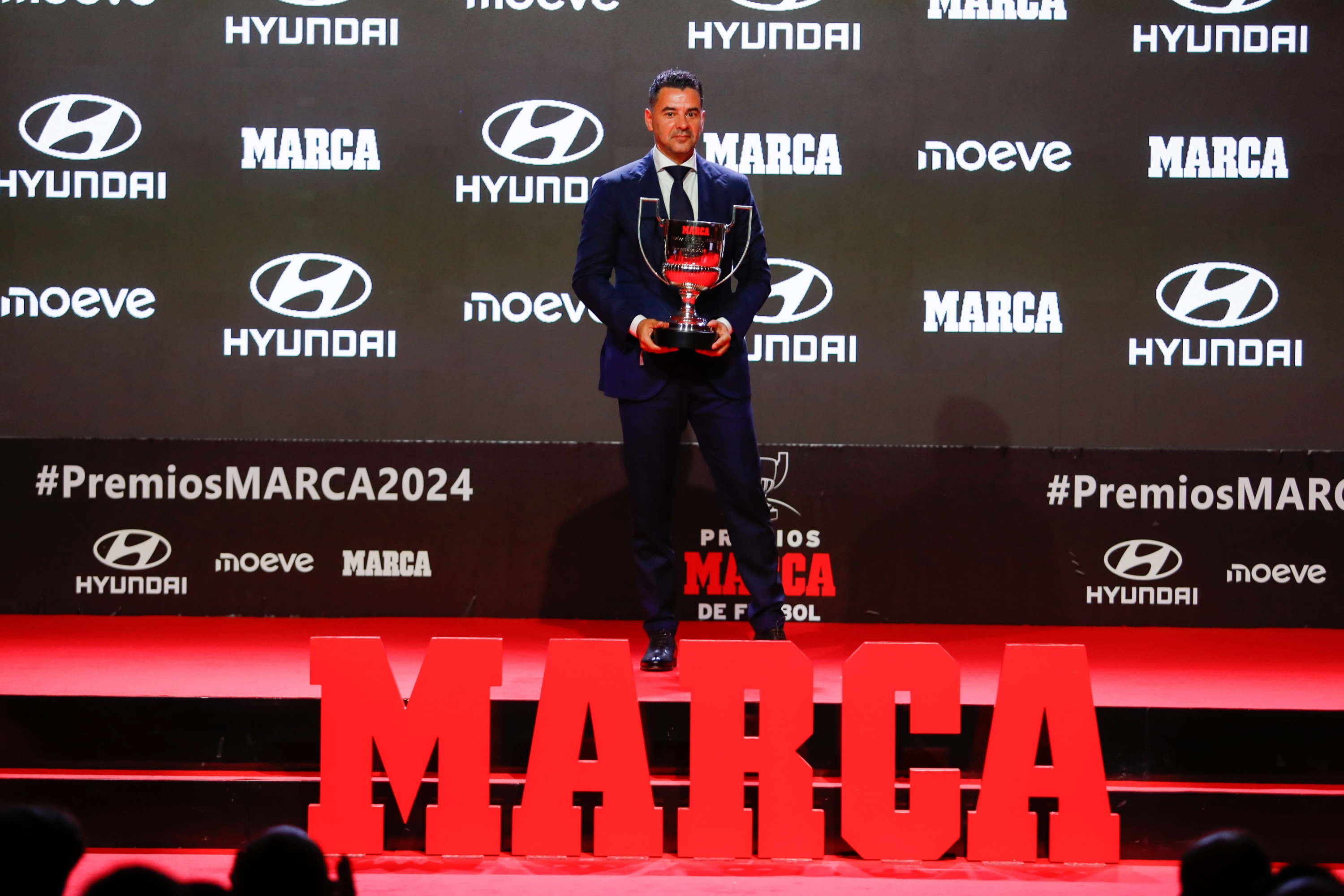 Míchel, con el galardón al mejor entrenador de Primera.