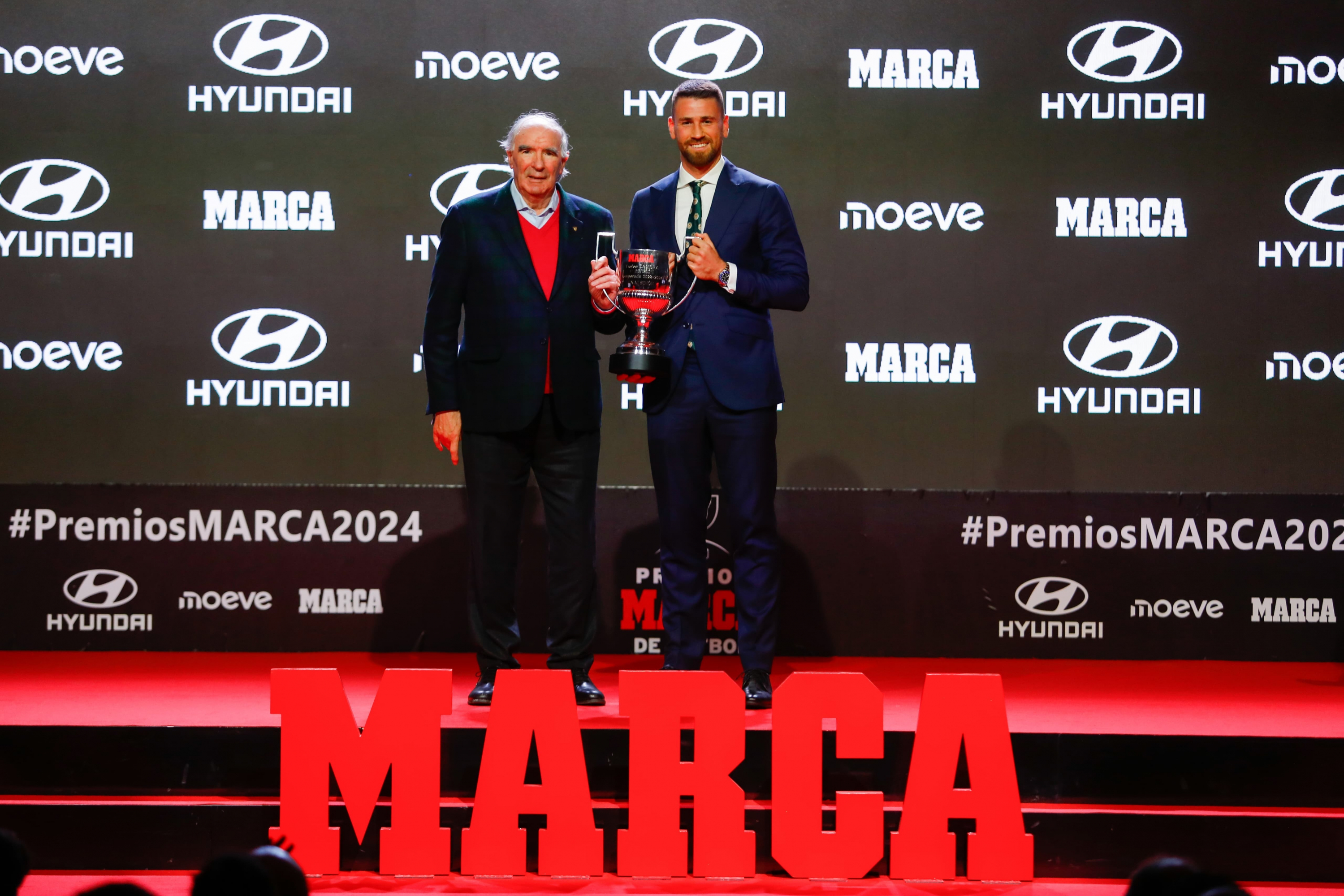 Unai Simón, acompañado por el mítico Iribar al recibir el premio.