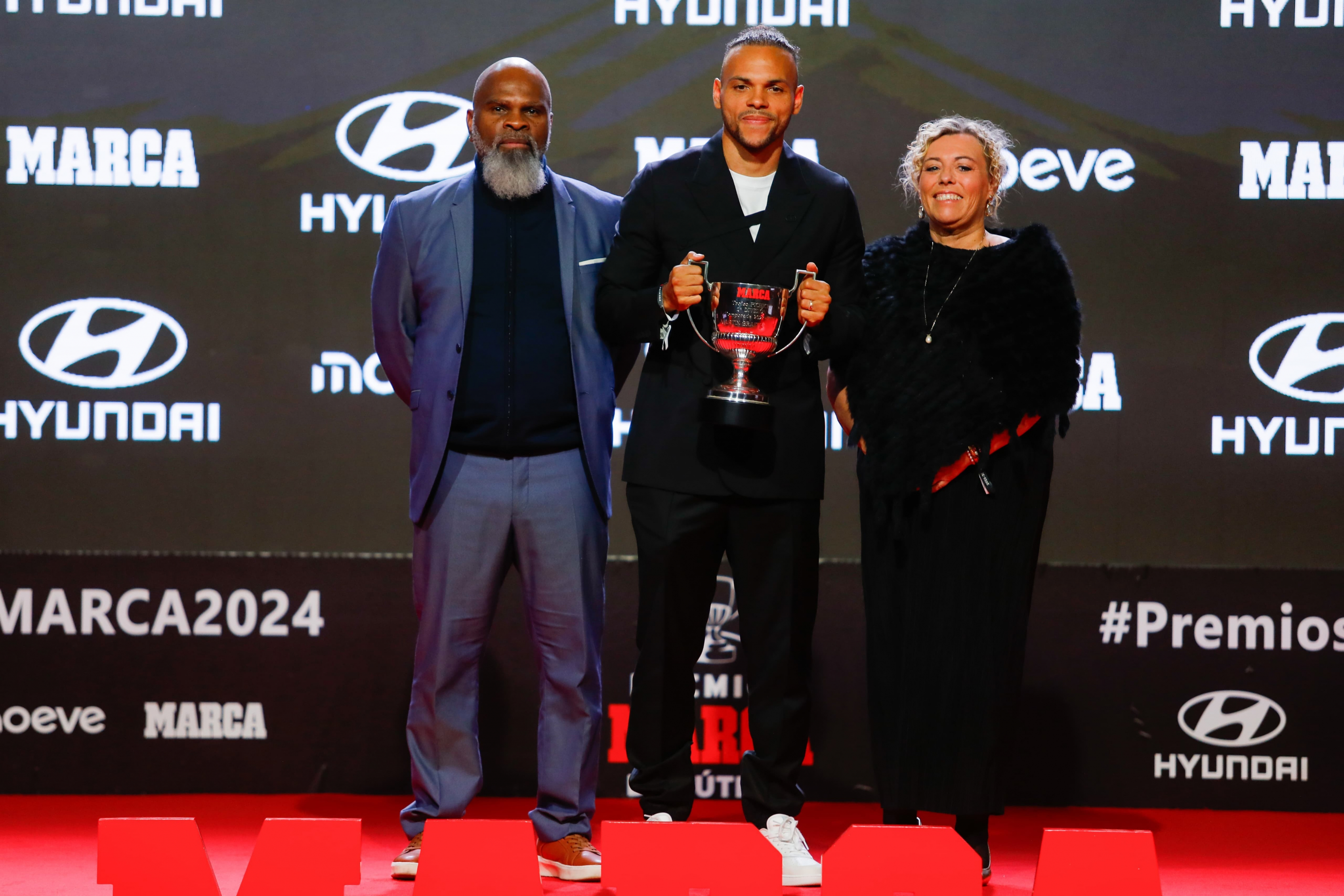 Braithwaite recibió el Pichichi de Segunda de manos de sus padres.