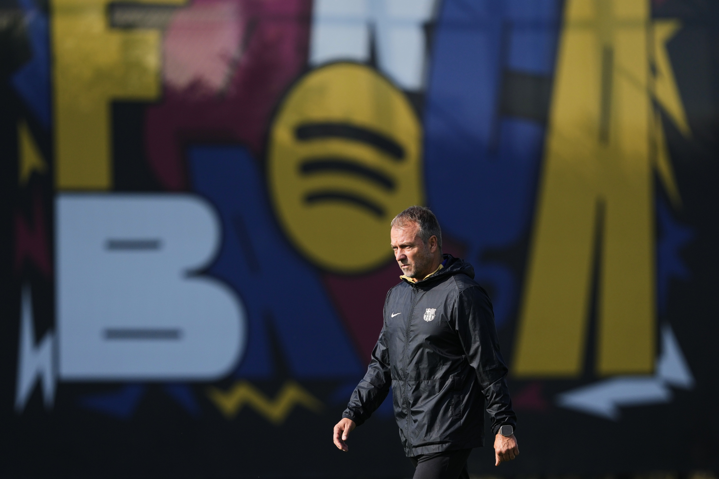 Hansi Flick, en un entrenamiento reciente con el Barcelona.