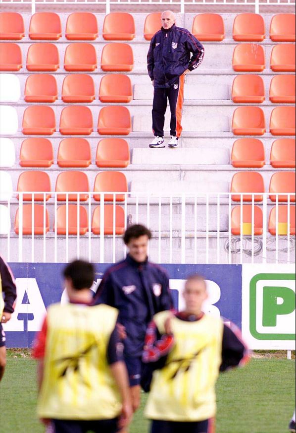 Arrigo Sacchi observa un entrenamiento en su época en el Atlético de Madrid.