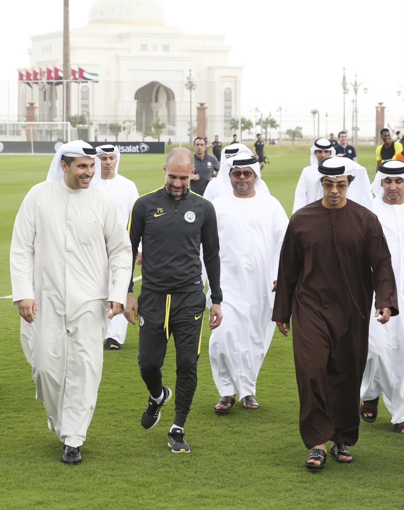 Pep Guardiola, tillsammans med HH Sheikh Mansour och Khaldoon Al Mubarak, bland andra.