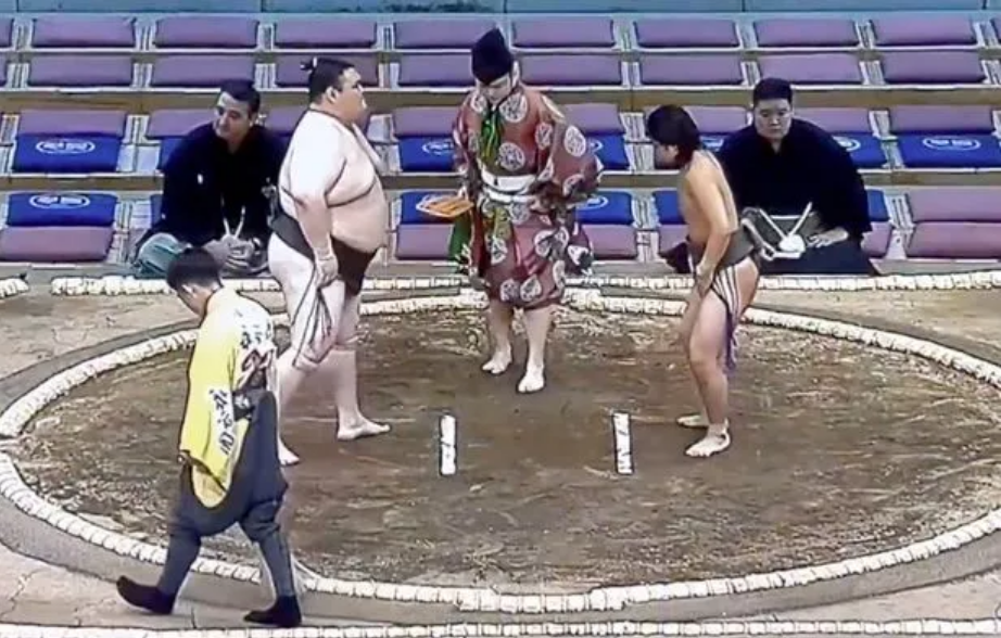Kosei (16 años y 68 kilos) gana a Hikaru Amame (39 años y 168 kilos) en el Gran Torneo de Sumo de Fukuoka