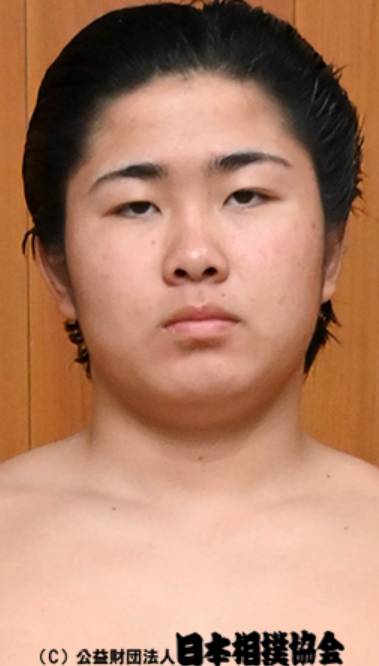 Kosei (16 años y 68 kilos) gana a Hikaru Amame (39 años y 168 kilos) en el Gran Torneo de Sumo de Fukuoka