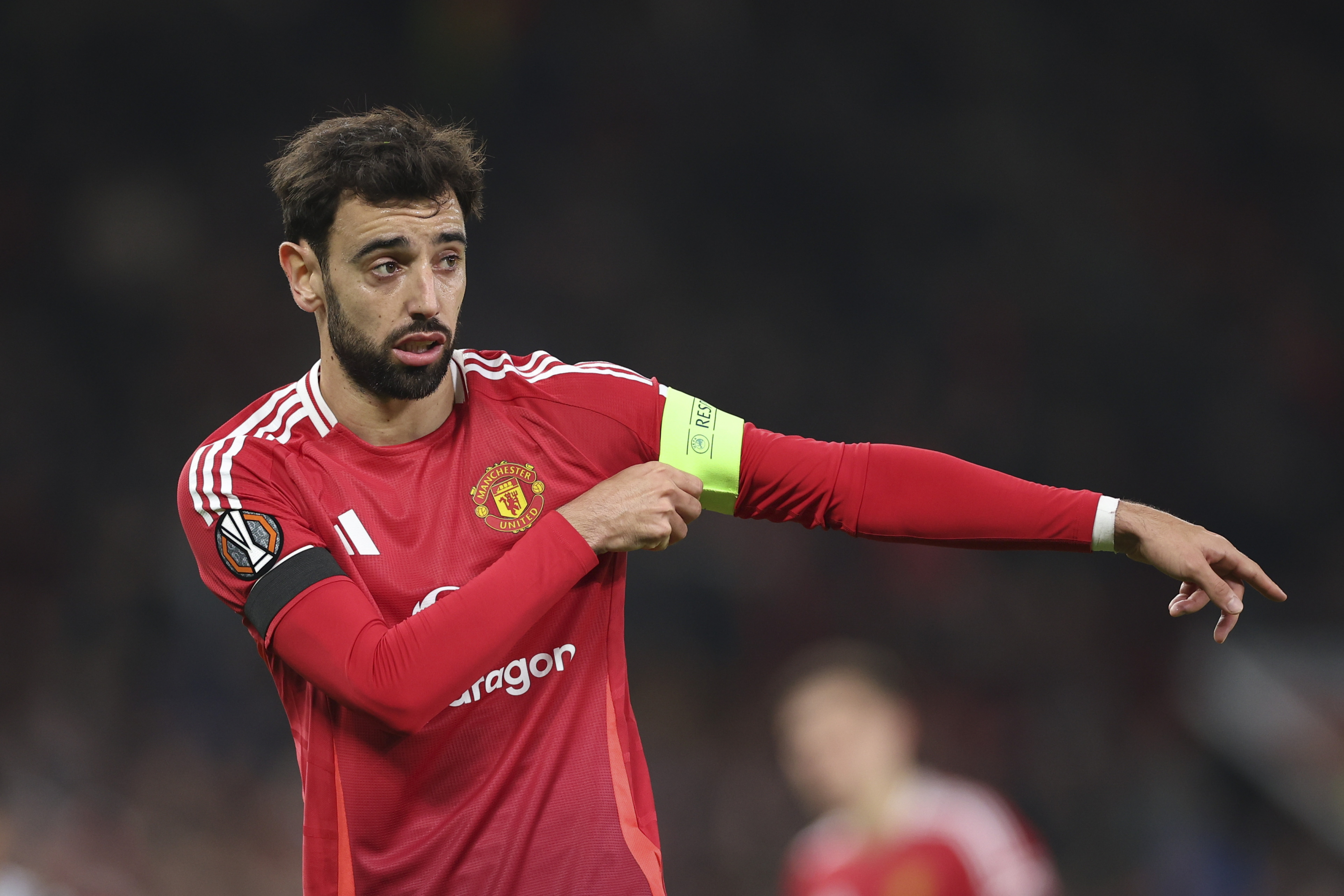 Bruno Fernandes sätter korrekt på Manchester Uniteds kaptensbindel i Europa League